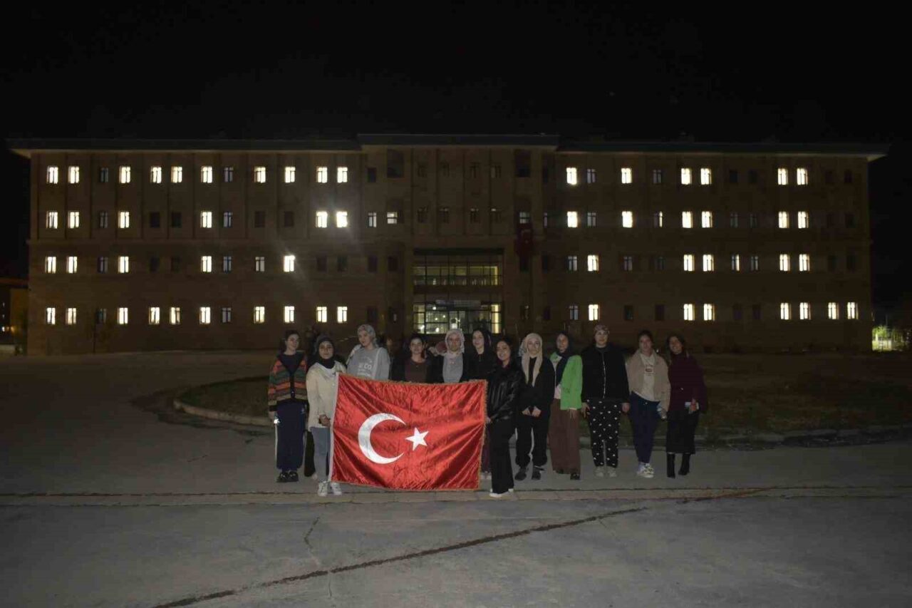 Muş'un Malazgirt ilçesindeki KYK Kız Yurdu'nda kalan öğrencilere, Cumhuriyet'in 102.
