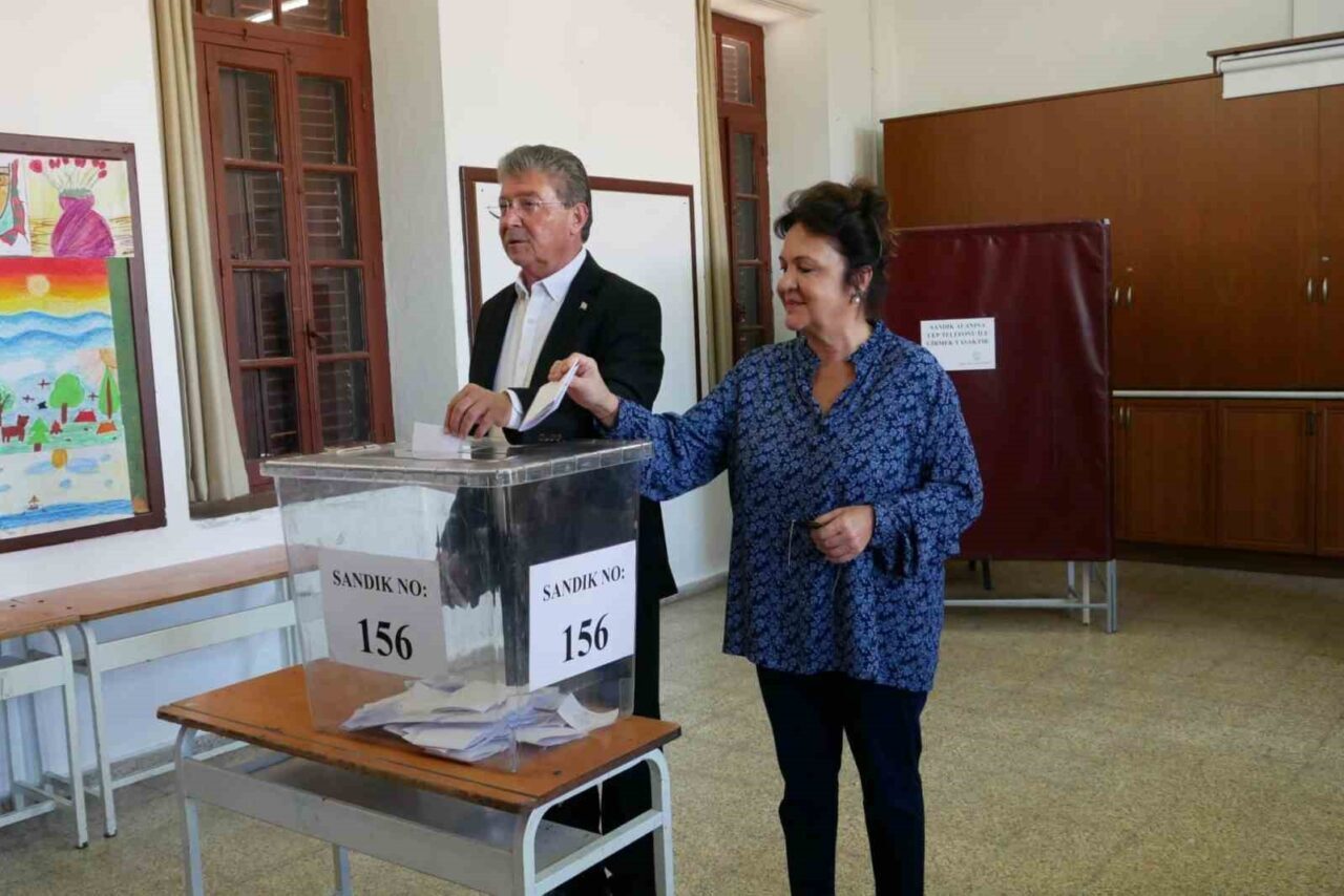 KKTC Başbakanı Ünal Üstel ve eşi Zerrin Üstel, cumhurbaşkanlığı seçimi