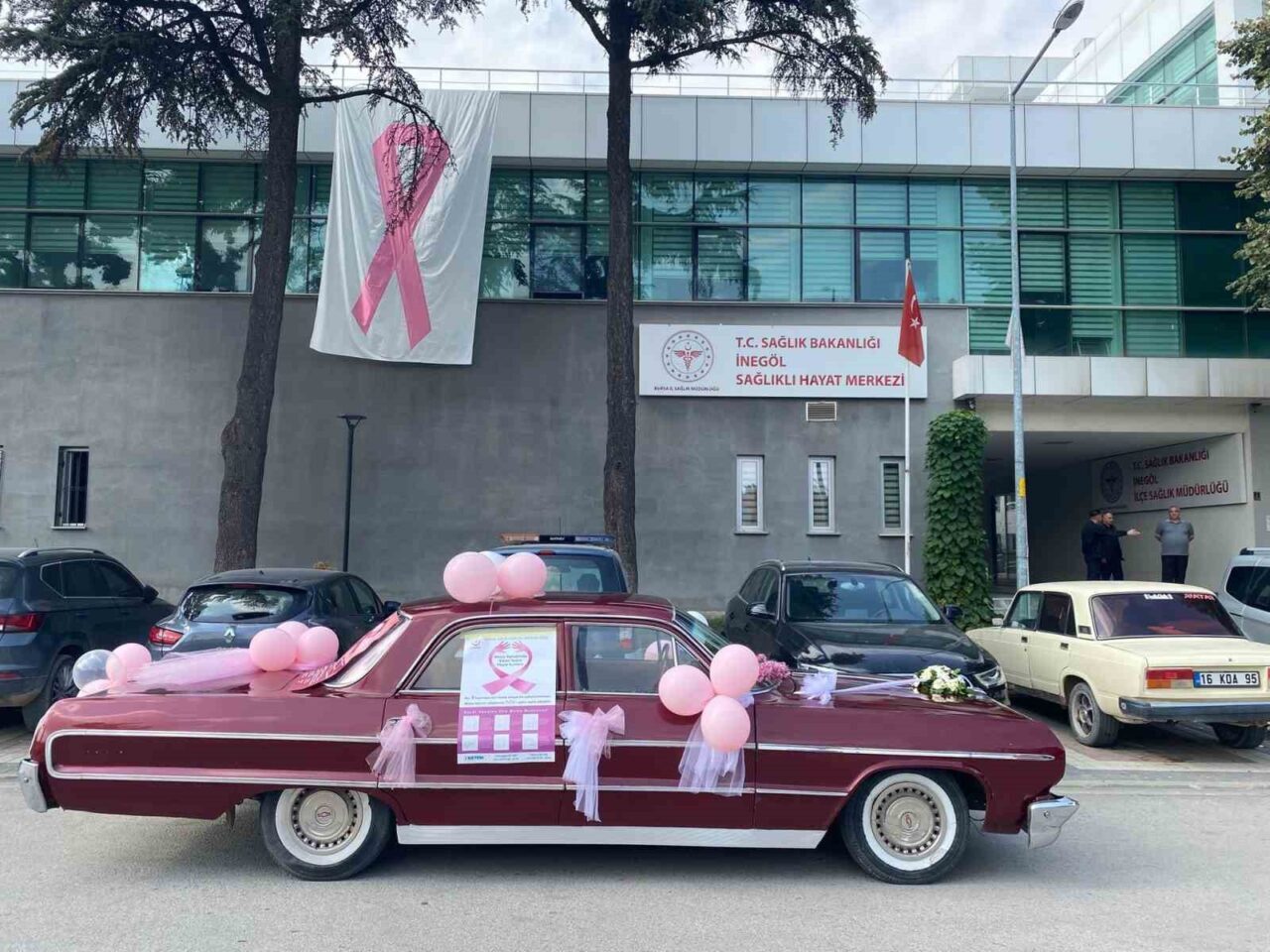 İnegöl’de Meme Kanseri Farkındalık Ayı Etkinliği: Sağlık Müdürlüğü Trafiği Pembe Balonlarla Renklendirdi