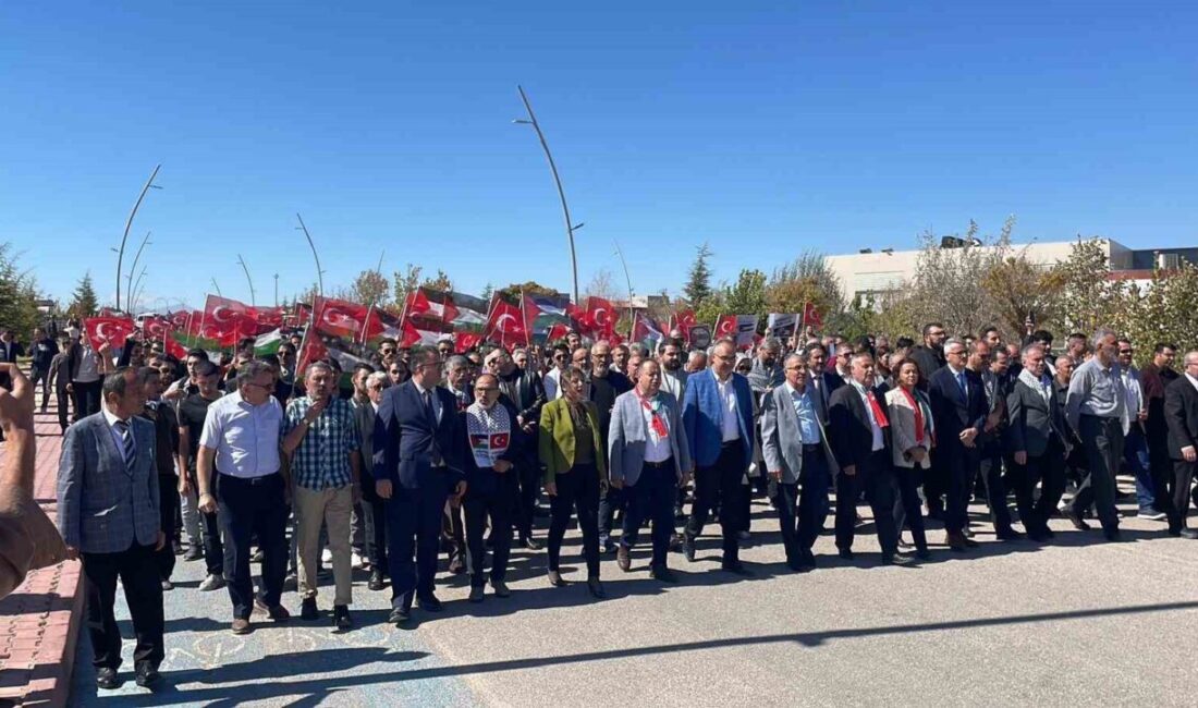 Karamanoğlu Mehmetbey Üniversitesi'nde "Kampüsten Gazze’ye Tek Yürek" yürüyüşü düzenlendi. Rektör