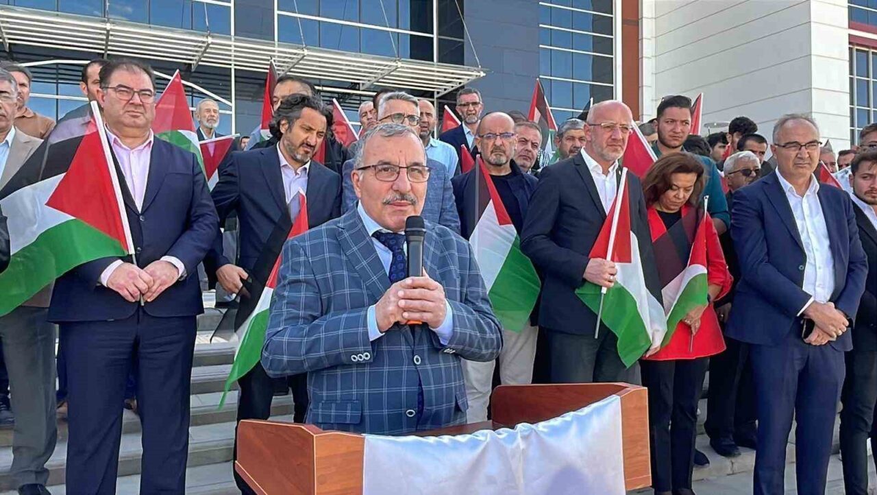 Karamanoğlu Mehmetbey Üniversitesi'nde akademik ve öğrenci topluluğu, Sumud Filosuna destek