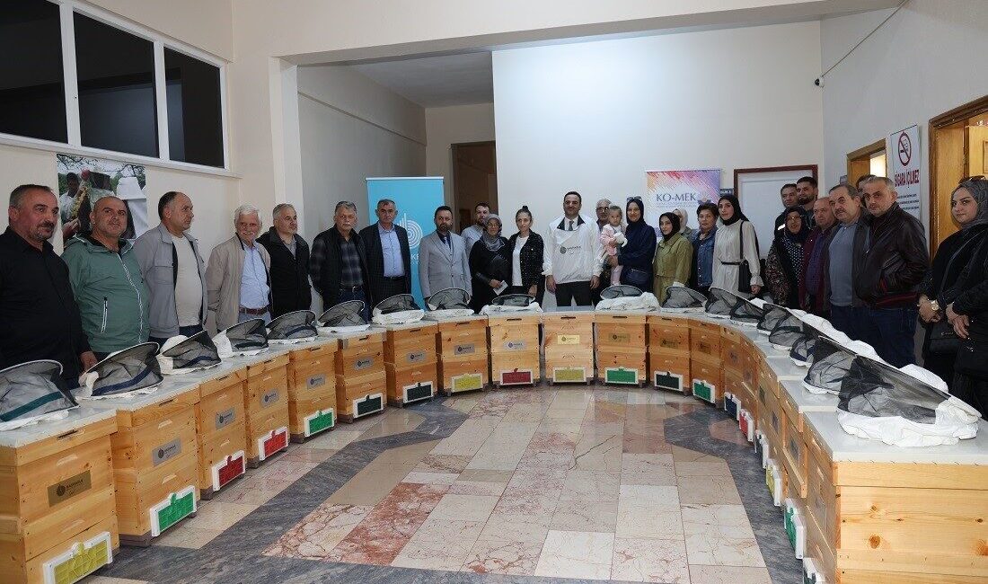 Yuvacık KO-MEK Kursları Arıcılık Eğitiminden Mezun Olan Kursiyerlere Sertifika ve İlk Kovanları Da Hediye Edildi Yuvacık KO-MEK Kurs Merkezi'nde arıcılık eğitimi alan kursiyerler, mezuniyet töreninde