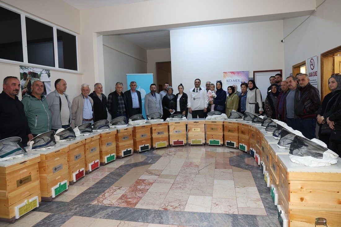 Yuvacık KO-MEK Kurs Merkezi'nde arıcılık eğitimi alan kursiyerler, mezuniyet töreninde