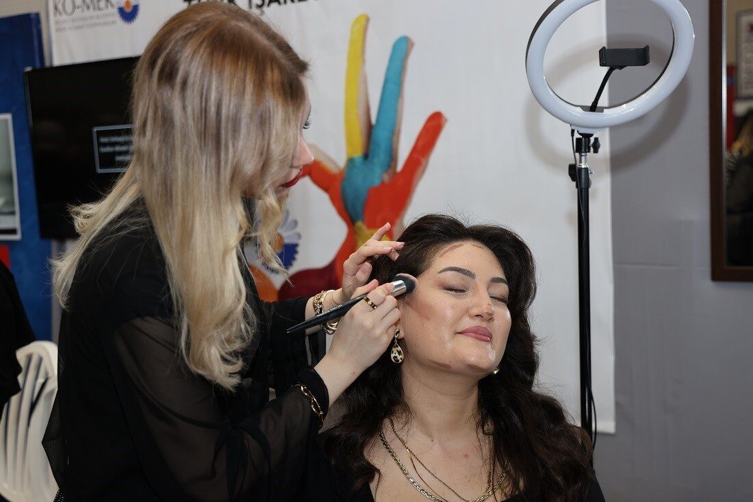 Kocaeli'de düzenlenen güzellik ve kişisel bakım kursları, katılımcılara çeşitli eğitimler