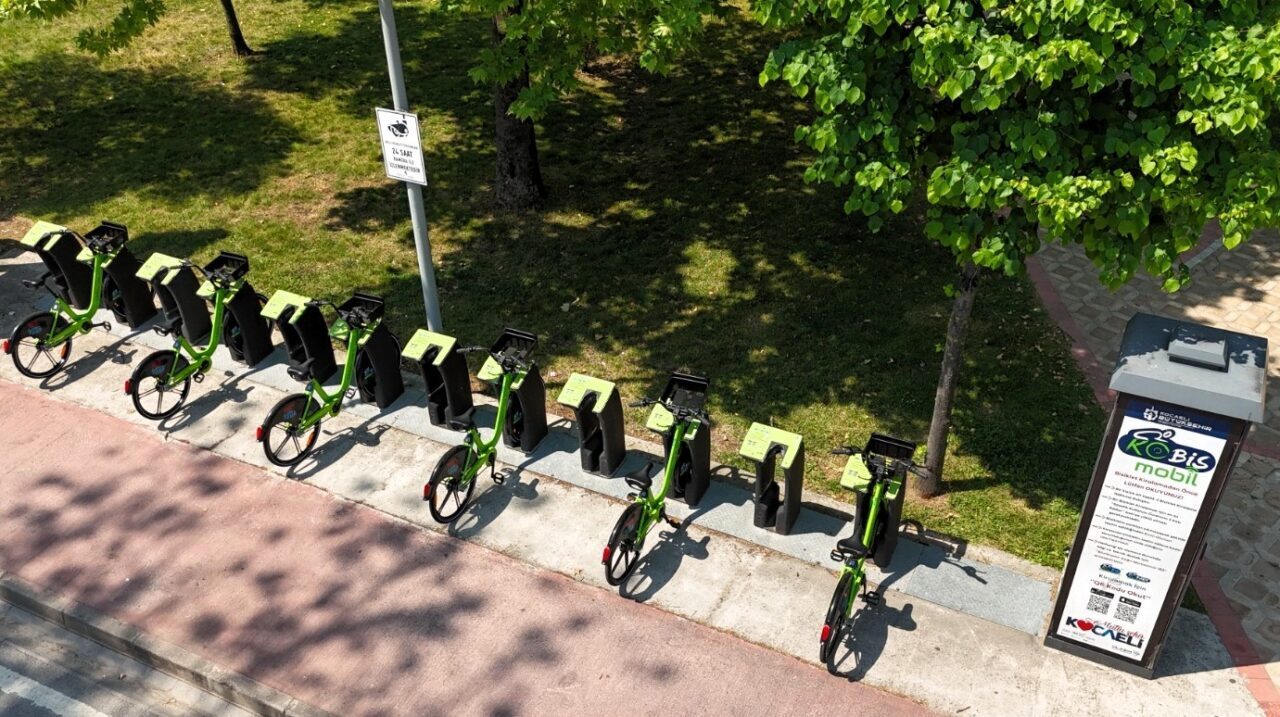 Kocaeli Büyükşehir Belediyesi tarafından işletilen Kocaeli Akıllı Bisiklet Sistemi (KOBİS),