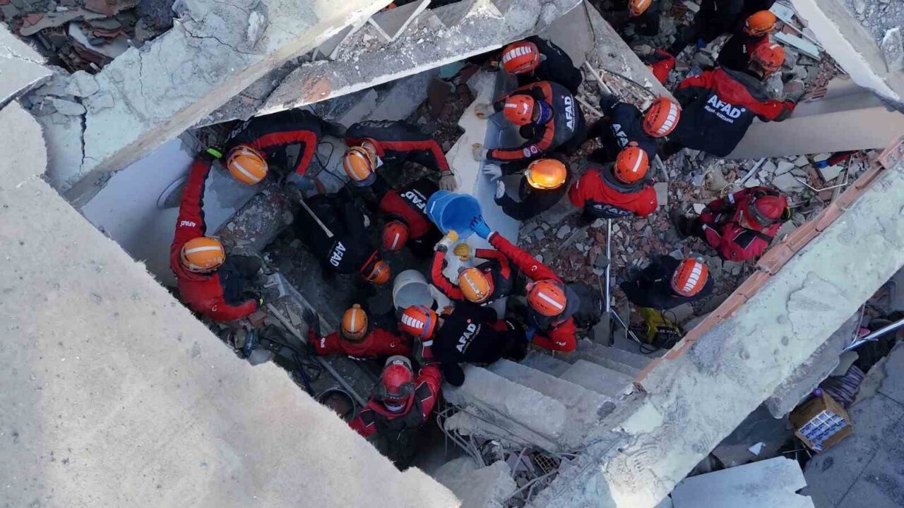 Kocaeli Valisi İlhami Aktaş, Gebze'deki çöken binanın enkazında bir vatandaşın