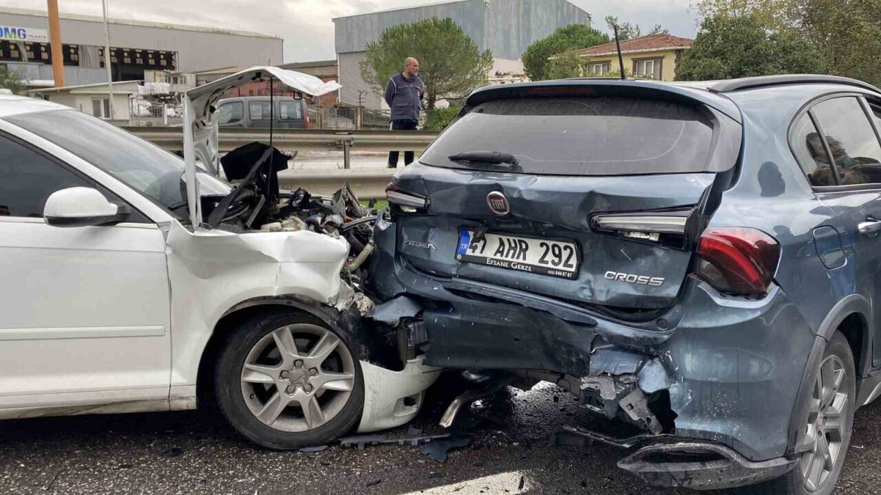 Kocaeli’nin Kartepe ilçesinde 5 aracın karıştığı zincirleme trafik kazasında 1
