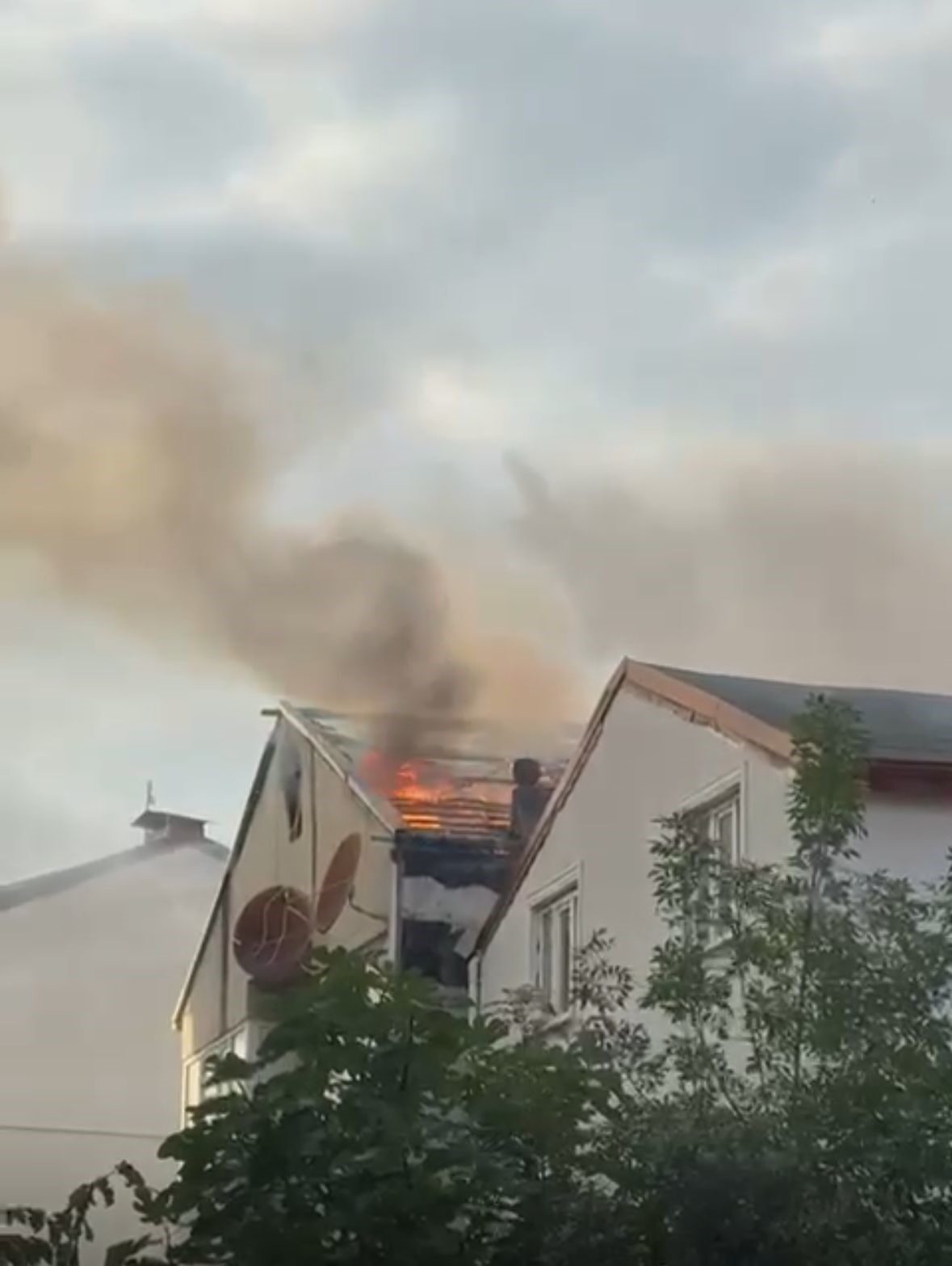 Kocaeli'nin Körfez ilçesi Yeniyalı Mahallesi'nde bir binanın çatısında çıkan yangın,