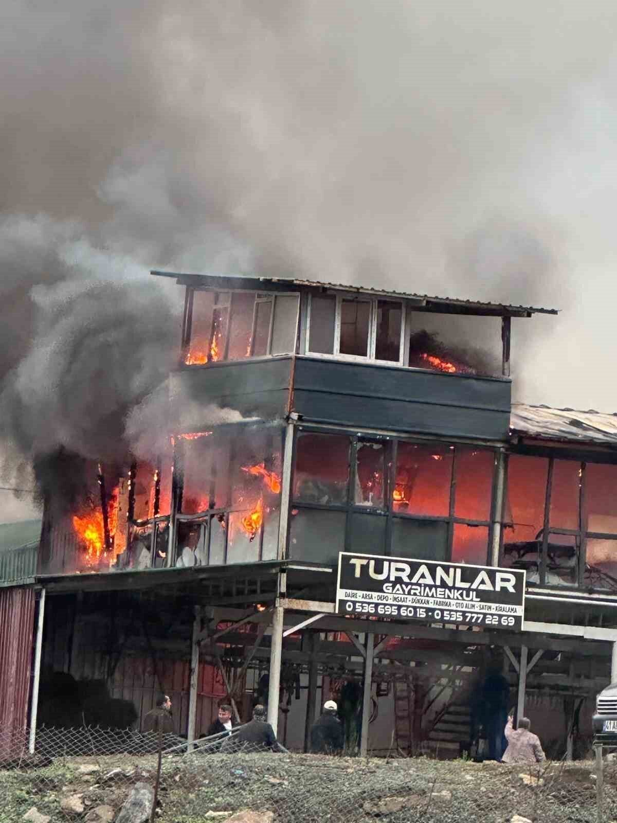 Kocaeli'nin Dilovası ilçesinde, Tepecik Mahallesi'ndeki emlak ofisi olarak kullanılan iki