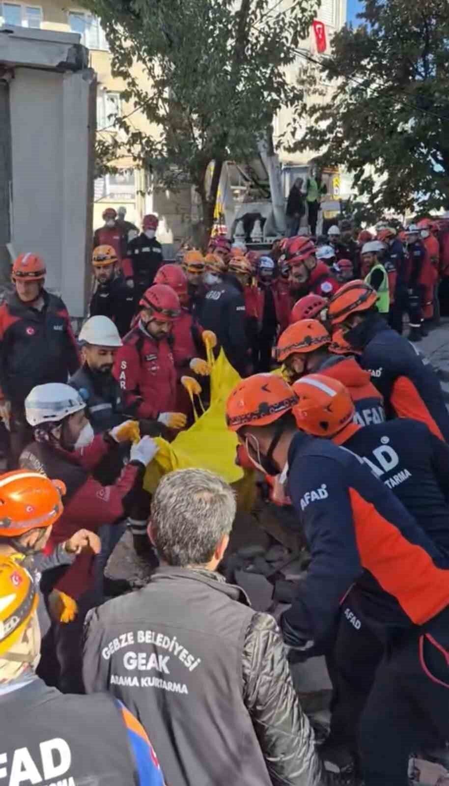 Kocaeli'nin Gebze ilçesinde sabah saatlerinde çöken binada, Bilir ailesinden 5