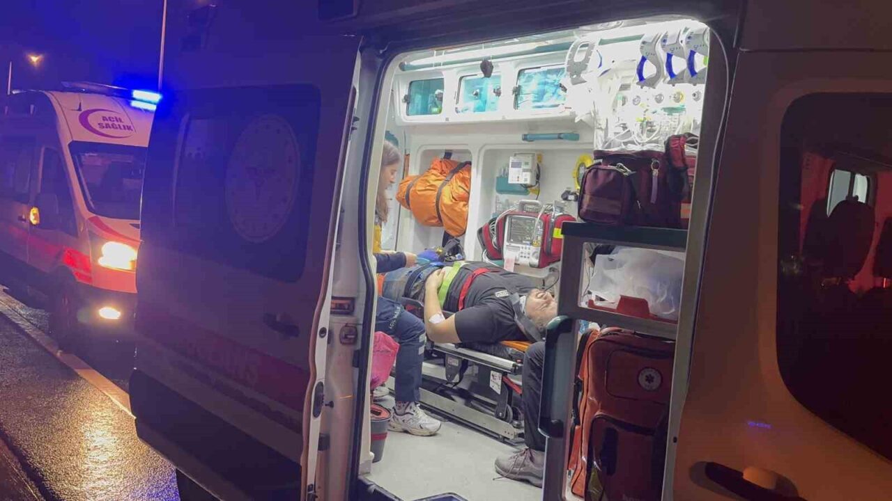 Kocaeli D-100 Karayolu'nda meydana gelen kazada, bir otomobil başka bir