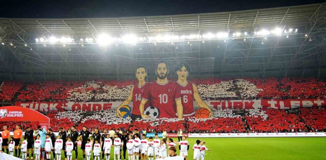 Kocaeli Stadyumu'nda, Türkiye-Gürcistan maçı öncesi "Türk önde Türk ileri" yazılı