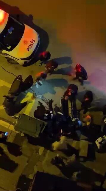 Kocaeli'nin İzmit ilçesinde, Akçakoca Mahallesi'nde bir kişi cadde ortasında silahlı