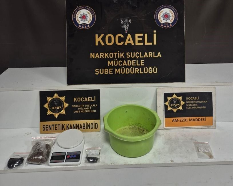 Kocaeli'de narkotik ekipleri, Derince ve İzmit'te düzenledikleri operasyonlarda 8 kişiyi