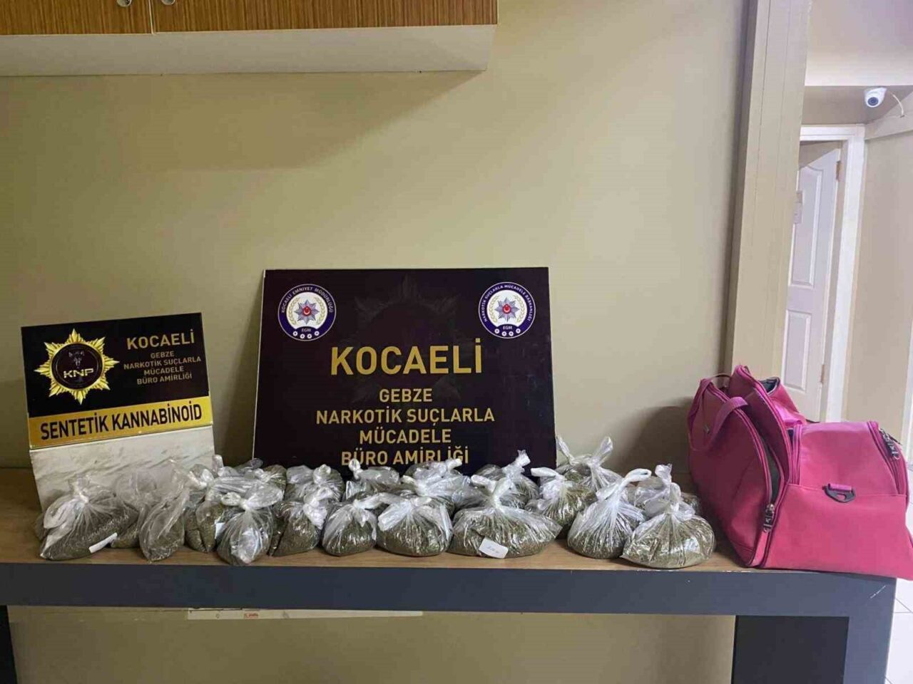 Kocaeli'de düzenlenen operasyonlarda toplamda 51 kg uyuşturucu madde ve birçok