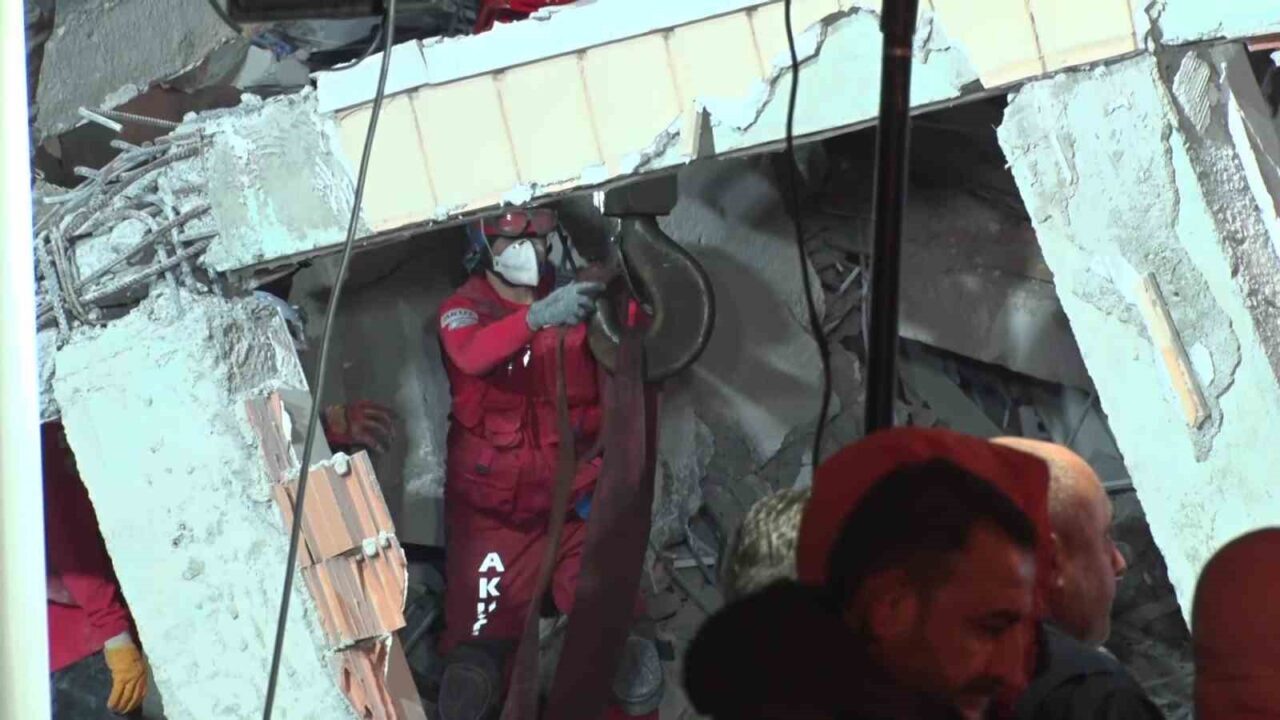 Kocaeli’nin Gebze ilçesinde bir bina çökmesi sonucunda 16 saatlik arama