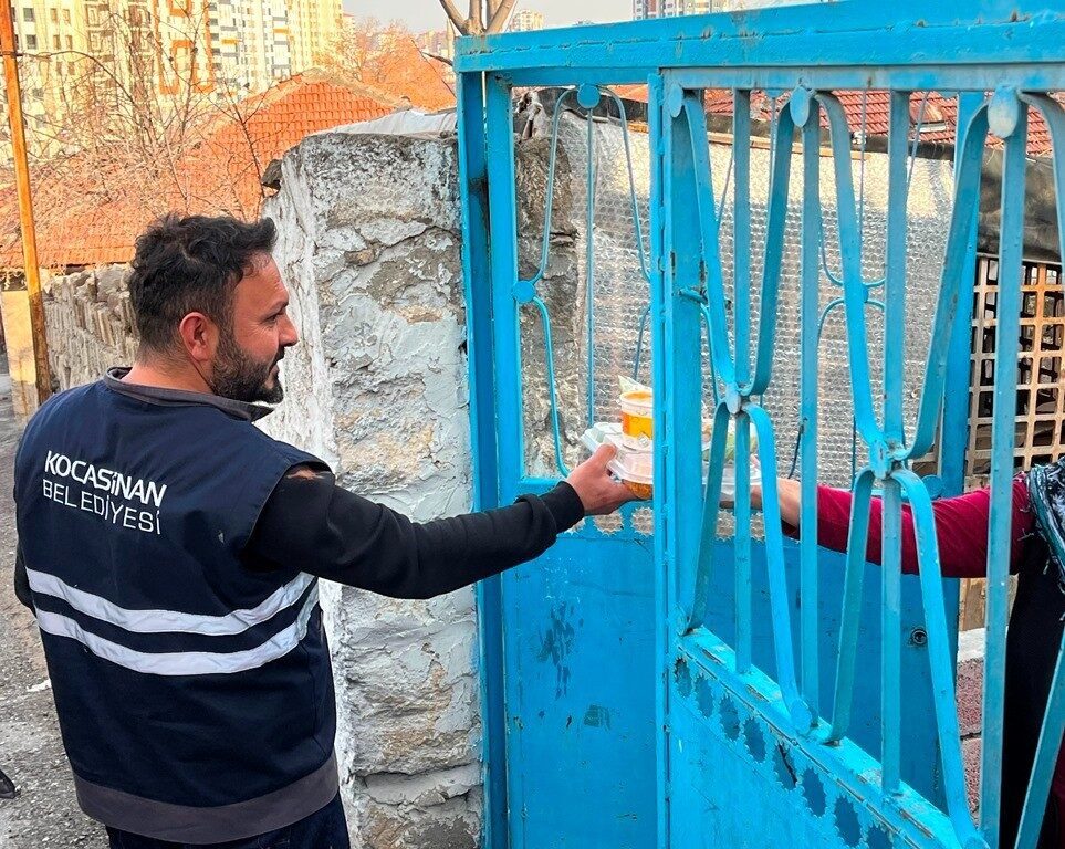 Kocasinan Belediyesi, Yaşlı ve Engelli Vatandaşlara Her Gün 4 Çeşit Sıcak Yemek Hizmeti Sunuyor