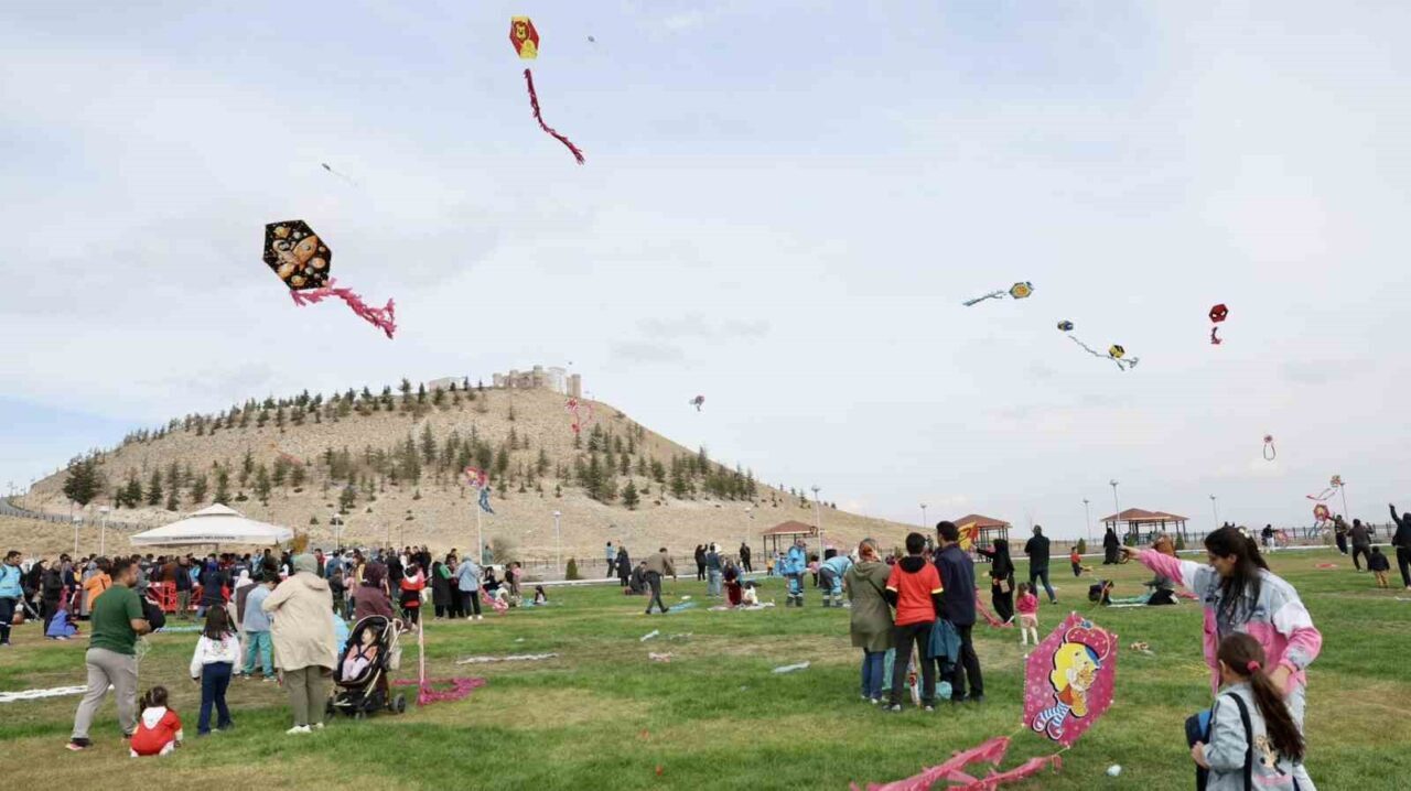 Kocasinan Belediyesi, Erkilet Millet Bahçesi'nde düzenlediği Uçurtma Şenliğiyle binlerce vatandaşa
