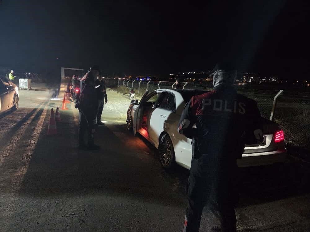 Adıyaman'da polis ekipleri, konteyner kentlerde asayiş uygulaması düzenleyerek şüpheli kişilere