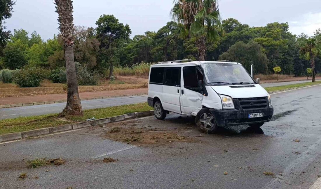 Manavgat’ta Yağmurlu Hava Nedeniyle Kamyonet Kaza Yaptı, Trafik Aksadı Antalya'nın Manavgat ilçesinde yağmur sonrası kayganlaşan yolda direksiyon hakimiyetini kaybeden