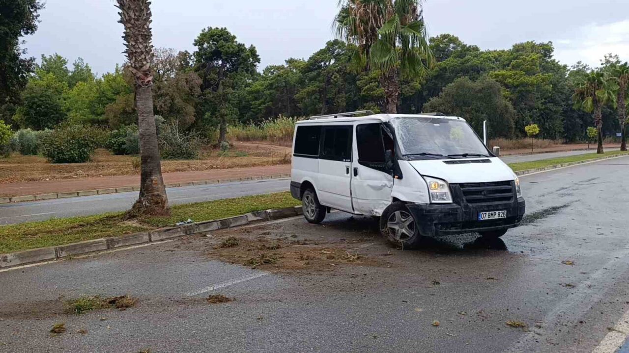 Antalya'nın Manavgat ilçesinde yağmur sonrası kayganlaşan yolda direksiyon hakimiyetini kaybeden