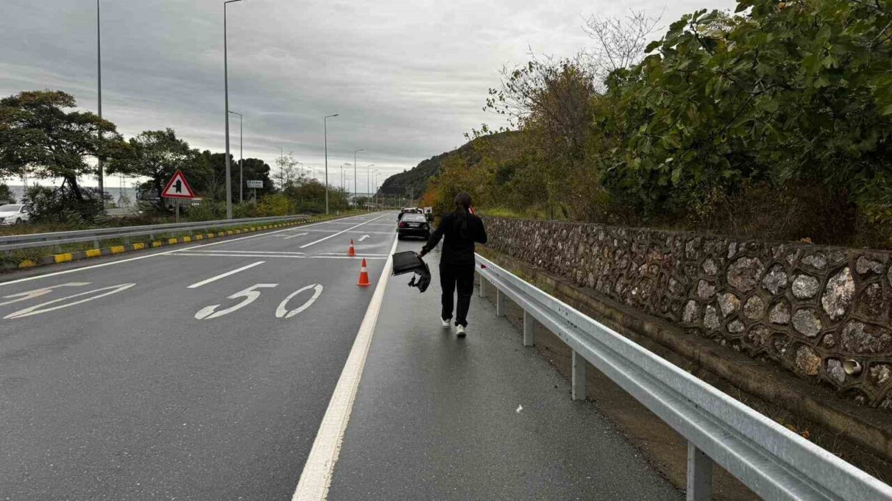 Zonguldak'ın Alaplı ilçesinde B.A. adlı sürücünün kontrolünü kaybettiği otomobil, kaygan