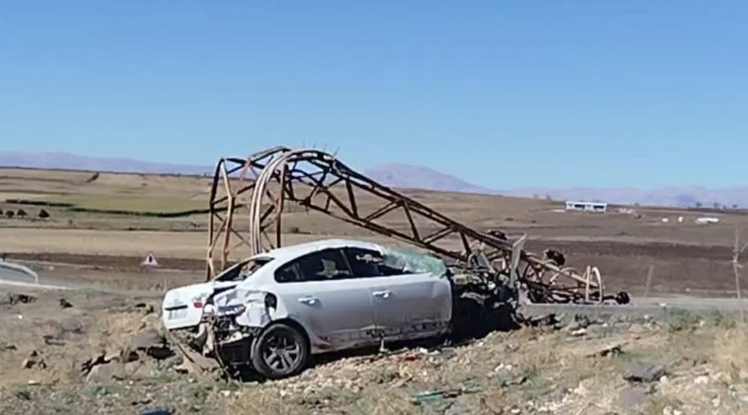 Siverek’te kontrolden çıkan otomobil, elektrik direğine çarparak devrildi; sürücü ağır yaralı