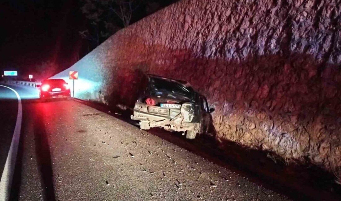 Bilecik’te Kontrolden Çıkan Araç İstinad Duvarına Çarptı, Sürücü Hastaneye Kaldırıldı Bilecik’teki D-650 karayolunda Hüseyin M. yönetimindeki otomobil, direksiyon hakimiyetini kaybederek