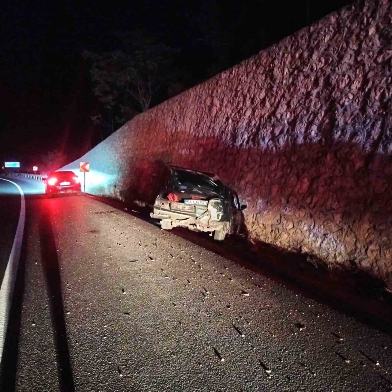 Bilecik’teki D-650 karayolunda Hüseyin M. yönetimindeki otomobil, direksiyon hakimiyetini kaybederek