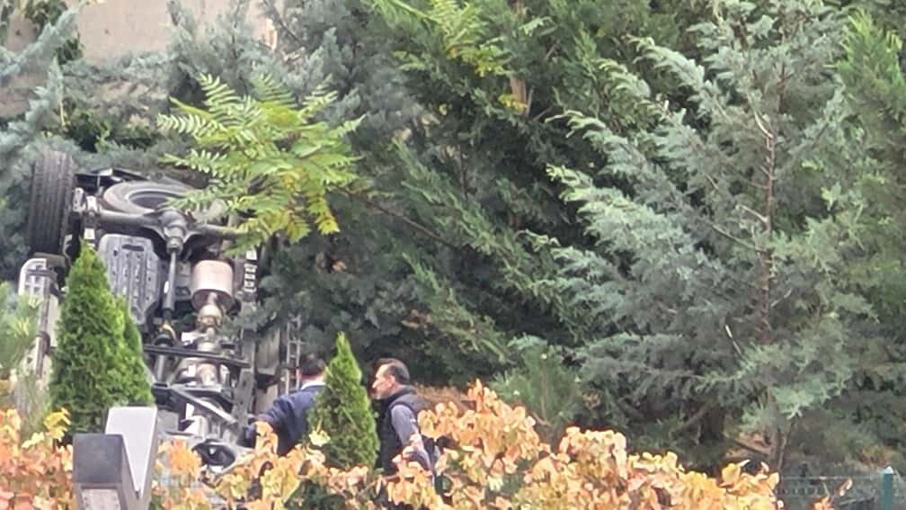 Ankara’da kontrolden çıkan otomobil istinat duvarını aşarak boş alana düştü, sürücü hafif yaralandı.