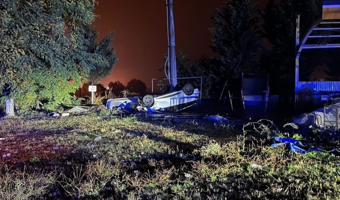 İnegöl’de Yağmur Nedeniyle Kontrolden Çıkan Otomobil Takla Attı, İki Yaralı Bursa'nın İnegöl ilçesinde yağmur nedeniyle kayganlaşan yolda direksiyon hakimiyetini kaybeden