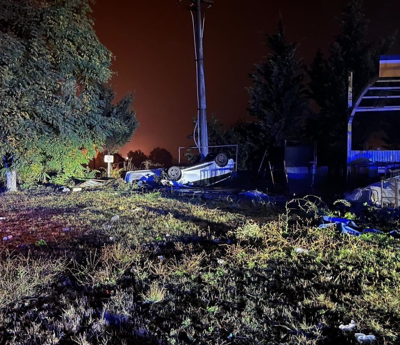 Bursa'nın İnegöl ilçesinde yağmur nedeniyle kayganlaşan yolda direksiyon hakimiyetini kaybeden