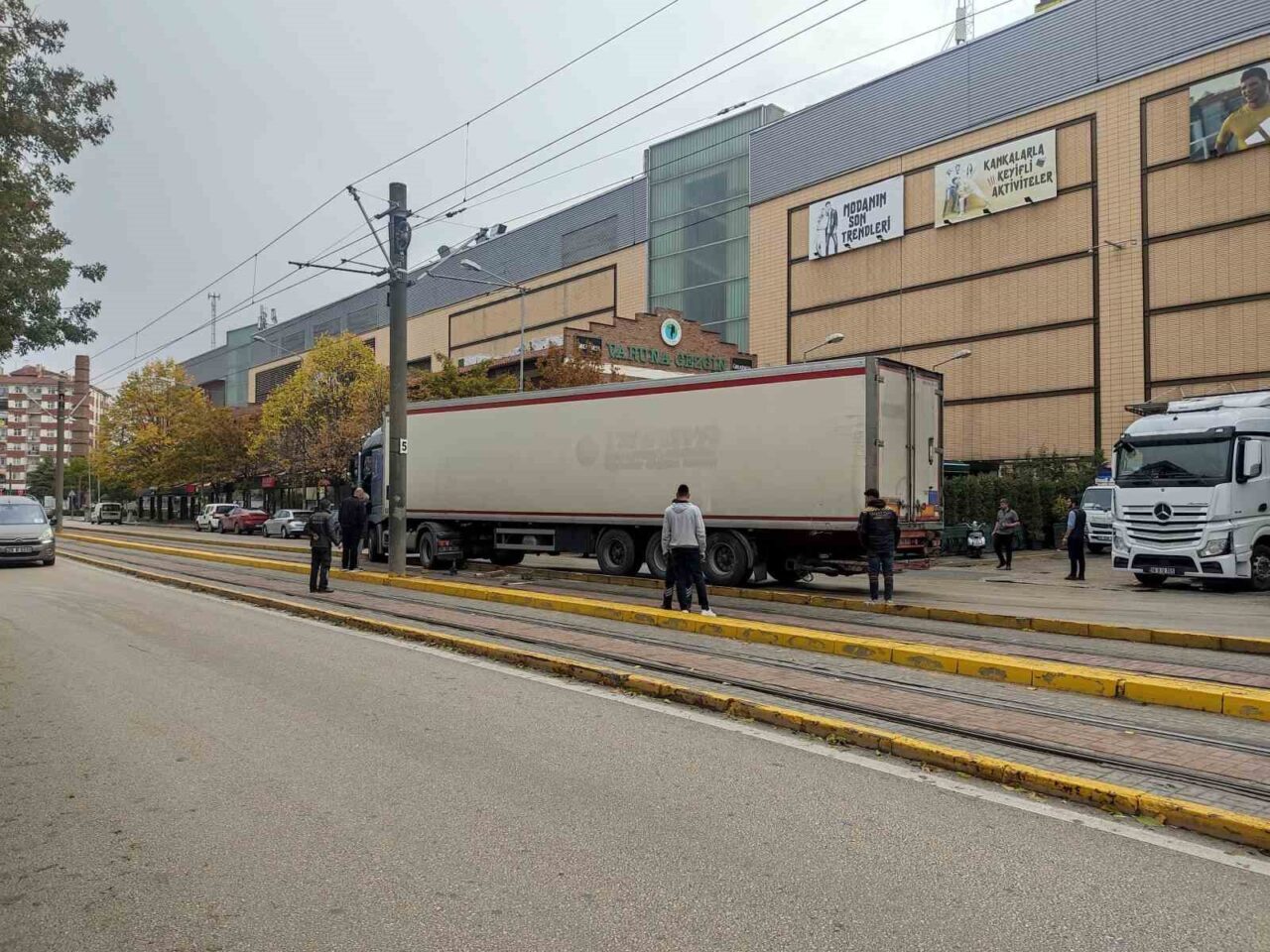 Eskişehir'de bir tır, direksiyon hakimiyetinin kaybolması sonucu tramvay yoluna girdi.