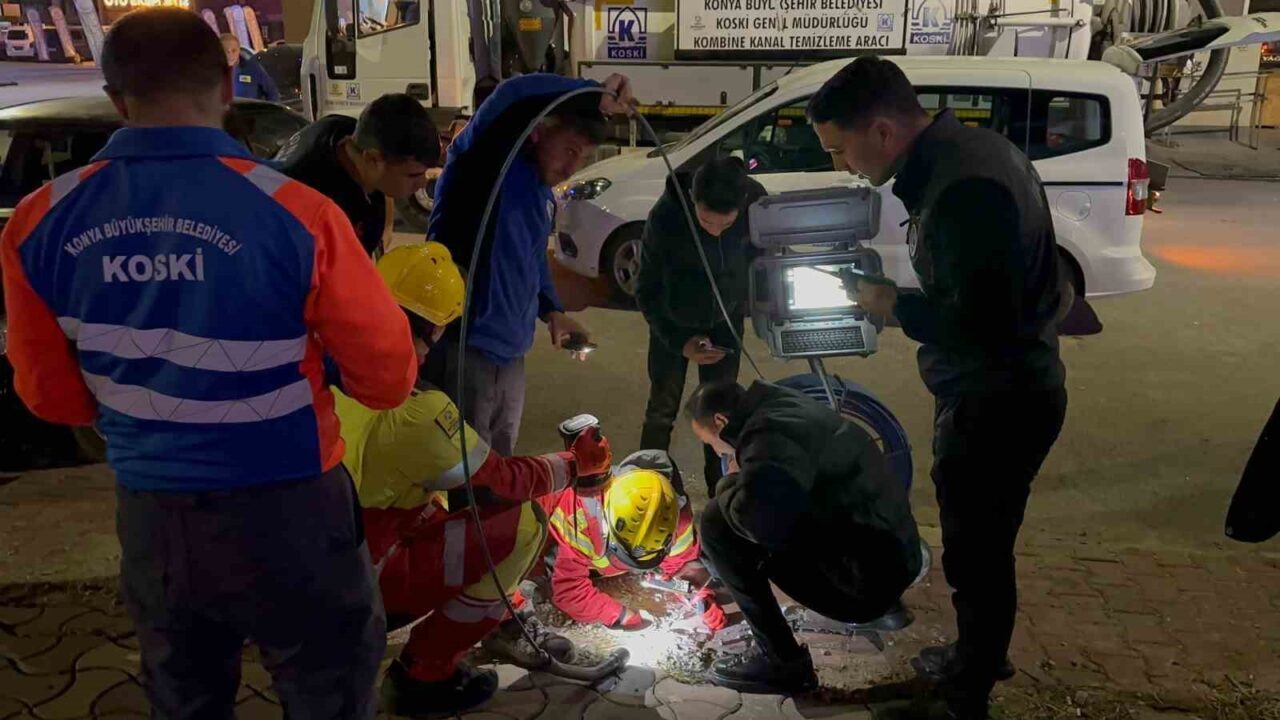 Konya'nın Karatay ilçesinde, "Sütlaç" adlı köpek kanalizasyon borusuna düşerek mahsur