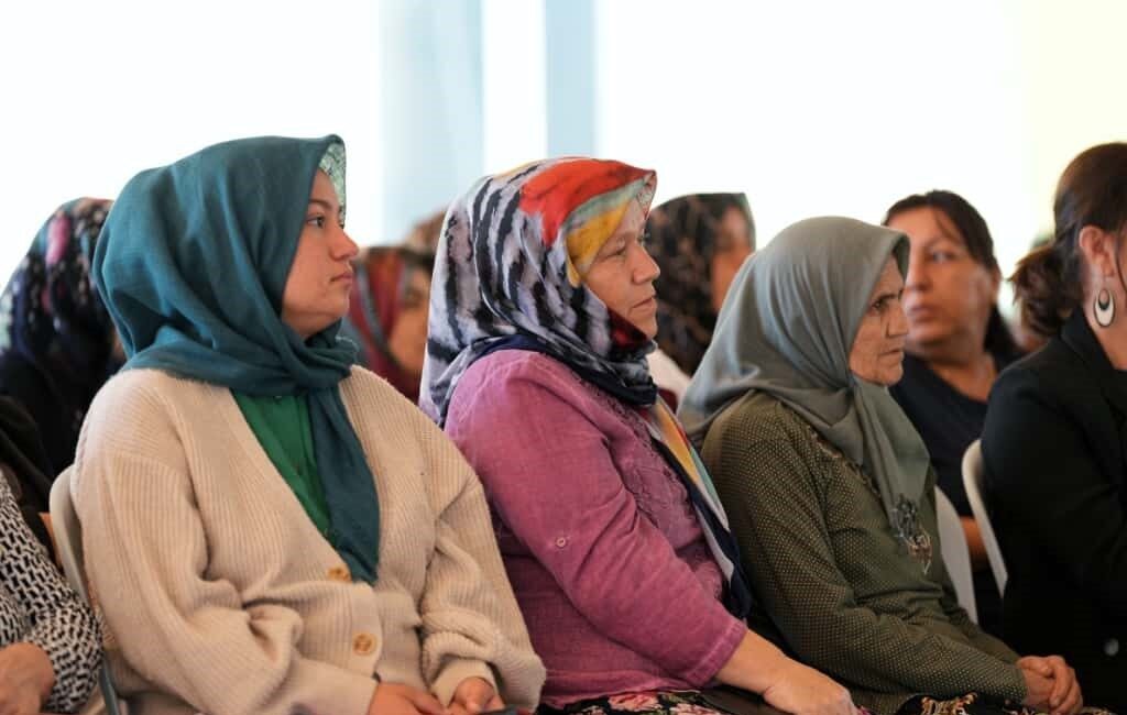 Dünya Kadın Çiftçiler Günü'nde Konyaaltı Belediyesi, Doyran Mahallesi'nde kadın üreticilere