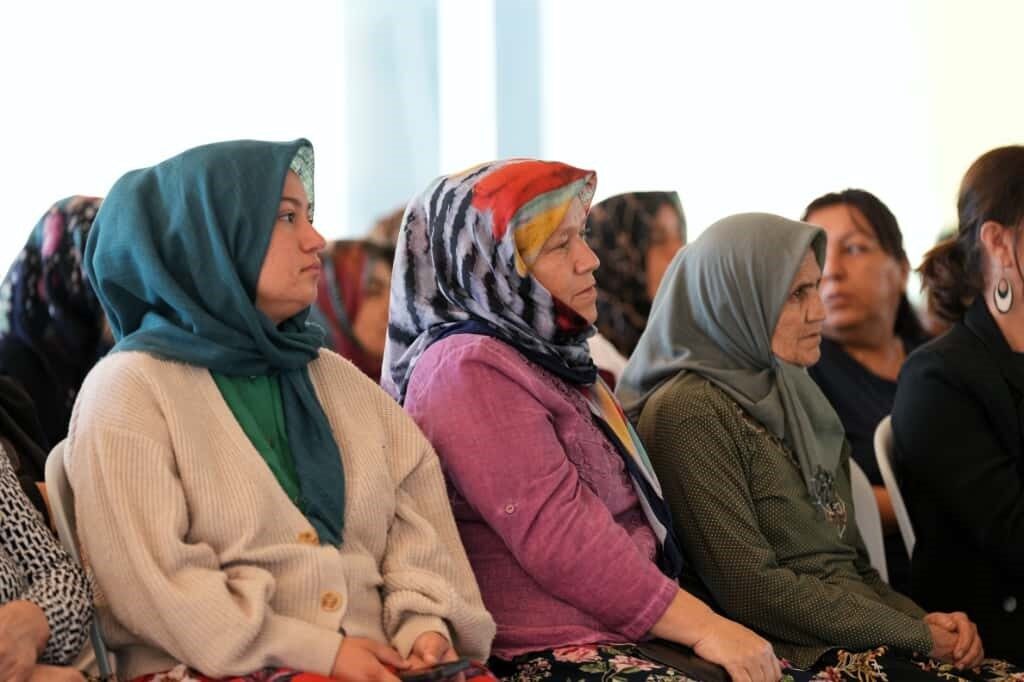 Dünya Kadın Çiftçiler Günü'nde Konyaaltı Belediyesi, Doyran Mahallesi'nde kadın üreticilere