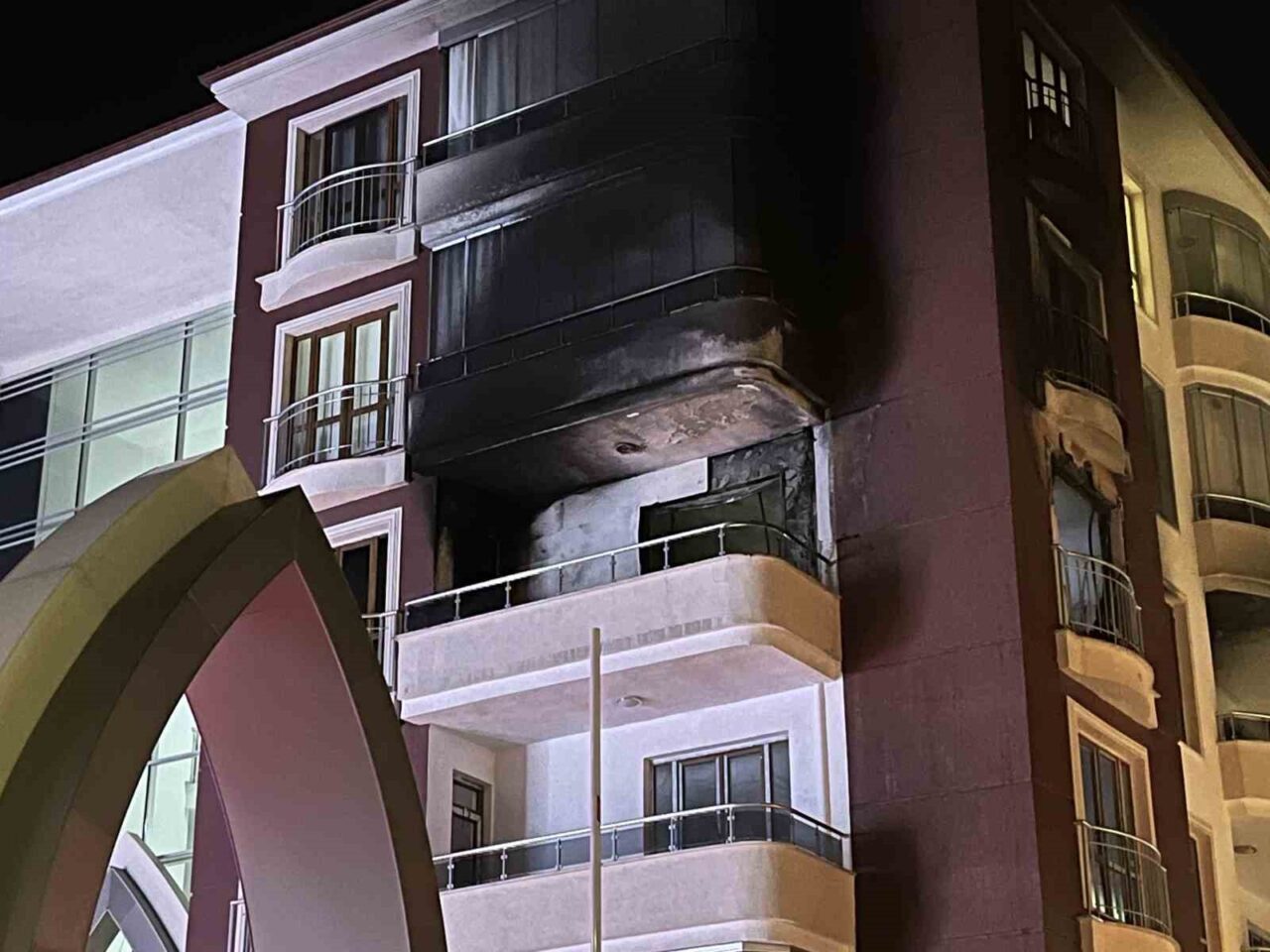 Konya'nın Karatay ilçesinde bir apartmanın dördüncü katında çıkan yangın, yaşlı