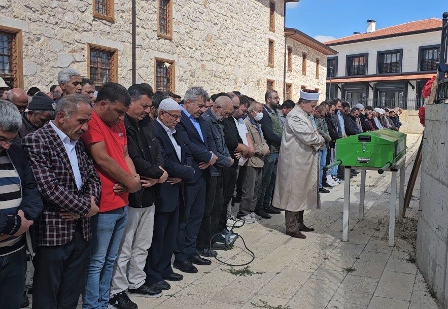 Konya'da kırmızı ışıkta bekleyen öğretmen Mevlüt Külcü, arkadan gelen bir