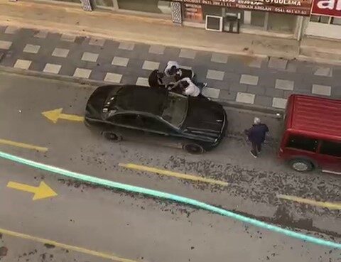 Yozgat’ın Sorgun ilçesinde kooperatif evlerinin teslim edilmemesi nedeniyle tartışan gruplar