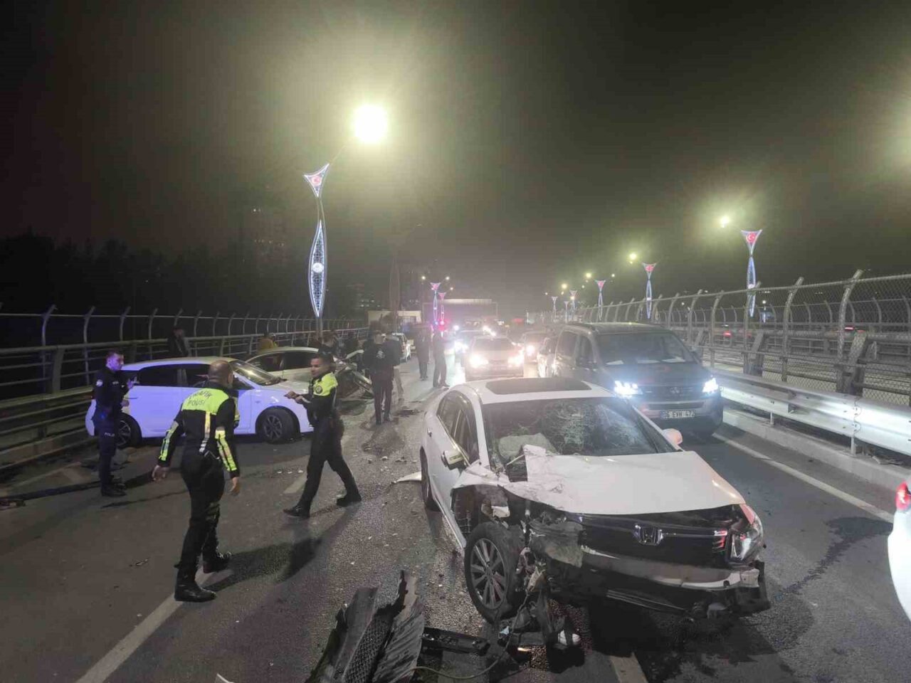 Adana'nın Yüreğir ilçesindeki 15 Temmuz Şehitler Köprüsü'nde meydana gelen zincirleme