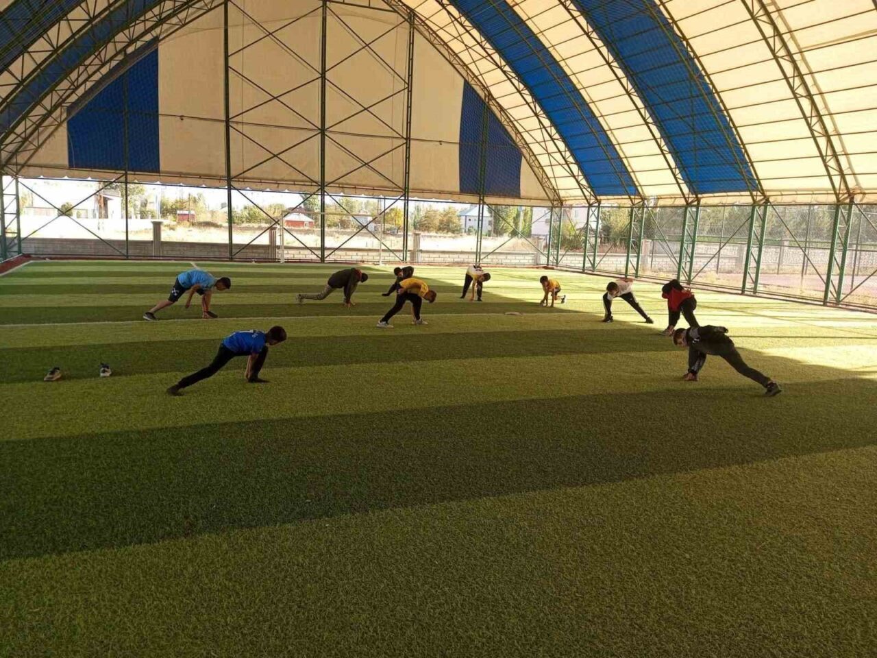 Muş'un Korkut ilçesinde düzenlenen atletizm antrenmanları, gençlerin spora yönlendirilmesi amacıyla