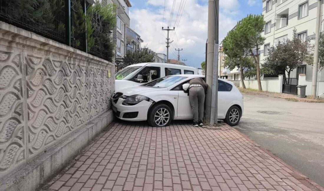 Bursa'nın İnegöl ilçesinde hafif ticari araç ile otomobilin çarpışması sonucu,
