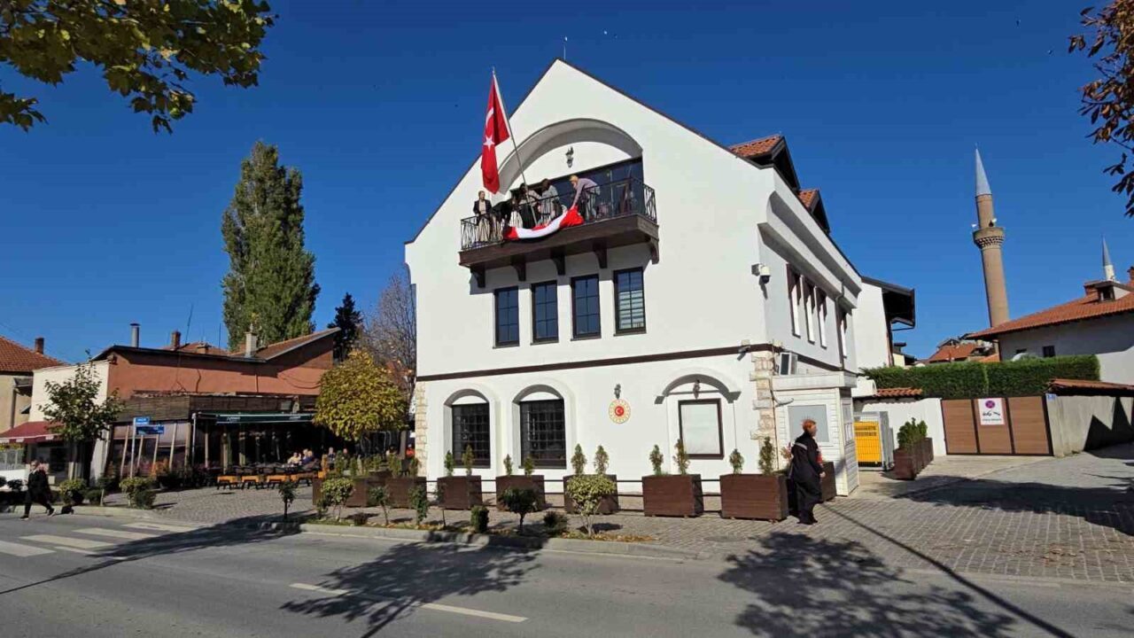 Kosova’nın Prizren şehrinde, Türkiye Cumhuriyeti’nin 102. kuruluş yıldönümünde 102 Kosovalı