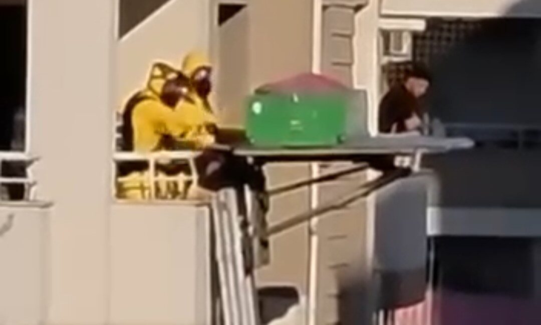 Adana’da 73 Yaşındaki Yalnız Adam, Komşuların İhbarıyla Evinde Ölü Bulundu Adana'nın Seyhan ilçesinde 73 yaşındaki Ali Tacir, komşularının kötü koku