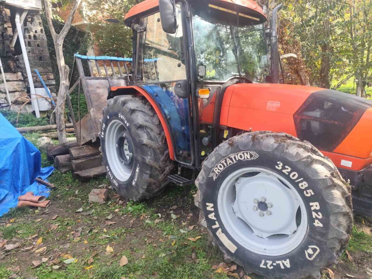 Kastamonu'nun İnebolu ilçesinde, Bayıralan Muhtarı İbrahim Tunoğlu, traktör ile bağlı