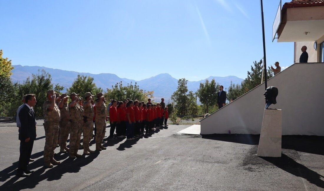 Erzincan’ın Üzümlü ilçesindeki Gökbayrak İlköğretim Okulu'na, Atatürk Köşesi kazandırıldı. Açılış