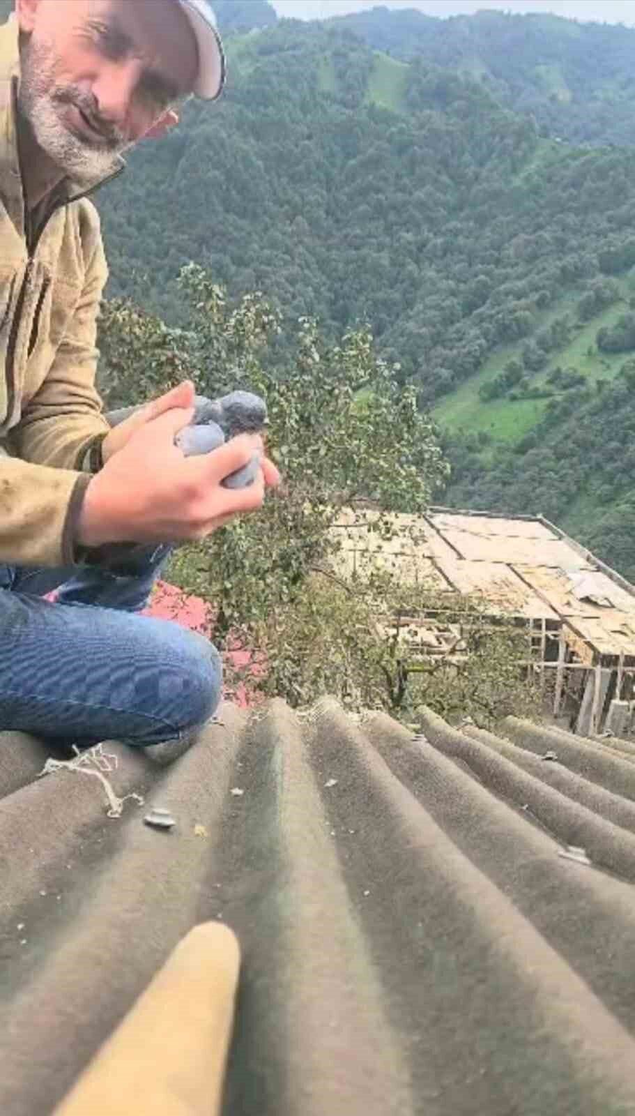 Rize'nin Duygulu köyünde Adem Topaloğlu, çatıya çıkarak ayağı ipe dolanan