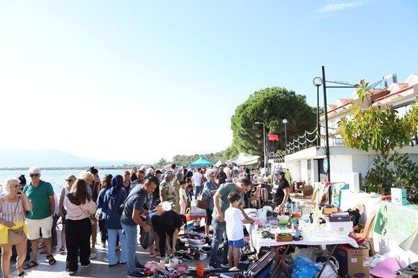 Muğla'nın Köyceğiz ilçesindeki ikinci el pazarı, bu ay da yoğun
