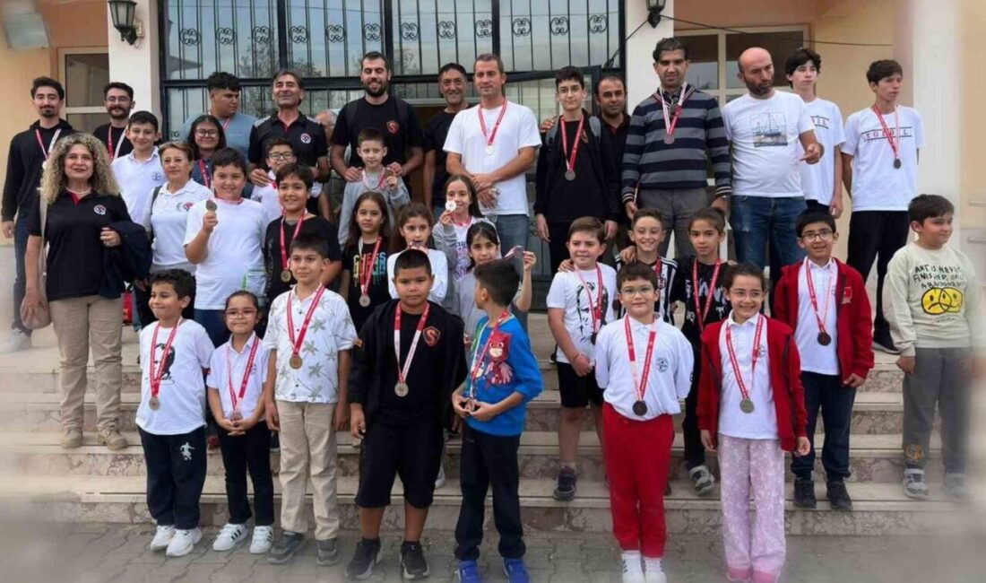 Köyceğiz’de 29 Ekim Cumhuriyet Bayramı Satranç Turnuvası Yapıldı Köyceğiz'de gerçekleştirilen "29 Ekim Cumhuriyet Bayramı Satranç Turnuvası"na İstanbul, İzmir,