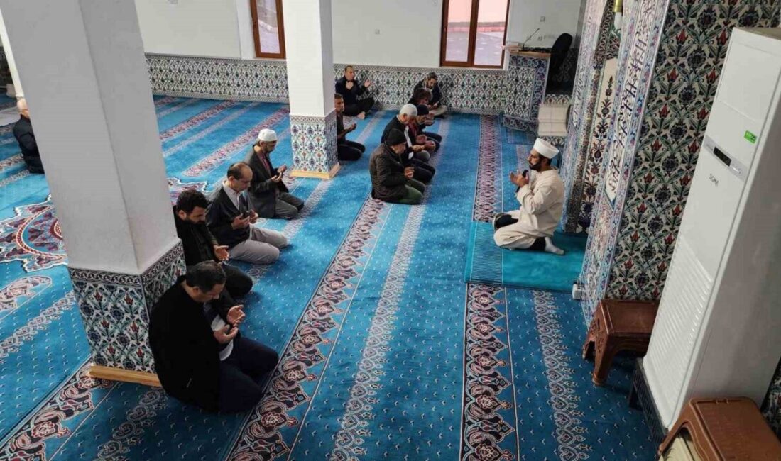 Muğla'nın Köyceğiz ilçesinde, sabah namazı buluşmaları devam ediyor. Erkanlar Camii'nde